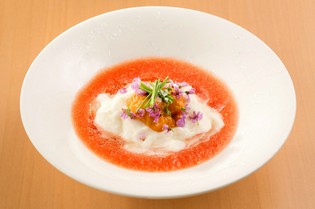 互いに旨さを引き立て合う「新玉ネギ」×「ウニ」×「塩トマト」