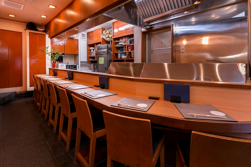 料理人との会話を交えながら心が和む季節料理と美酒に酔いしれる