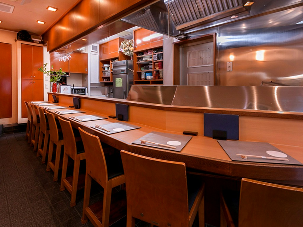 料理人との会話を交えながら心が和む季節料理と美酒に酔いしれる