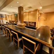 揚げ場を前に備えたカウンター席で過ごす接待では、双方に肩肘を張ることなく和やかな雰囲気が流れます。職人たちが腕を振るう姿を眺めることができる、粋な計らいも喜ばれることでしょう。