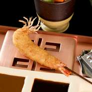 その日に仕入れたばかりの海老を使用。足を残した状態で殻を丁寧に剥いていくため、足回りは特にサクッとした食感です。さらに、濃厚な海老味噌とふんわりとした身。度重なるおいしさが幾重にも広がります。