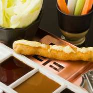 季節ごとに産地を変えながら、大振りなアスパラを選りすぐっています。表面に豚バラのスライスを巻き、ジューシーさをより一層プラス。揚げたてに、特製のマヨネーズを付けていただくのがオススメです。