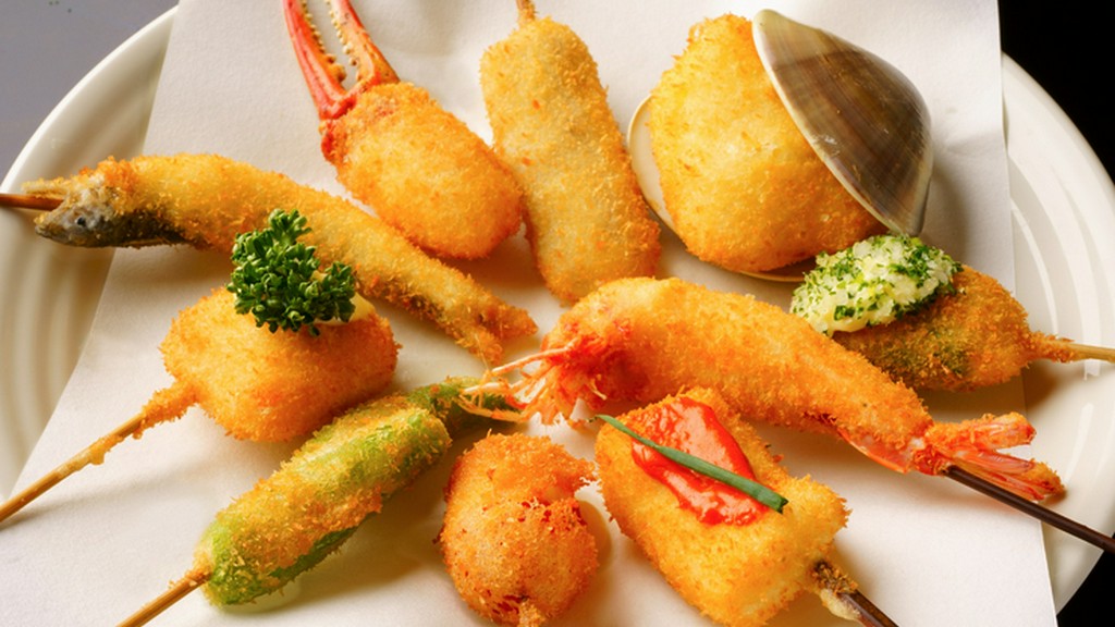 25～36種類の串を六波羅特製のソース・塩・タレ・醤油で提供。四季折々の串を味わい尽くす『おまかせ』