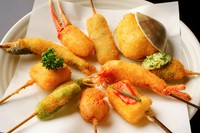 25～36種類の串を六波羅特製のソース・塩・タレ・醤油で提供。四季折々の串を味わい尽くす『おまかせ』