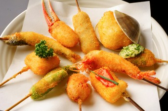 25～36種類の串を六波羅特製のソース・塩・タレ・醤油で提供。四季折々の串を味わい尽くす『おまかせ』