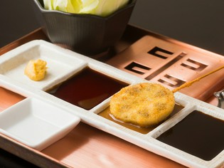 厳選素材に独自の衣を纏わせて、職人技で完成する『串揚げ』