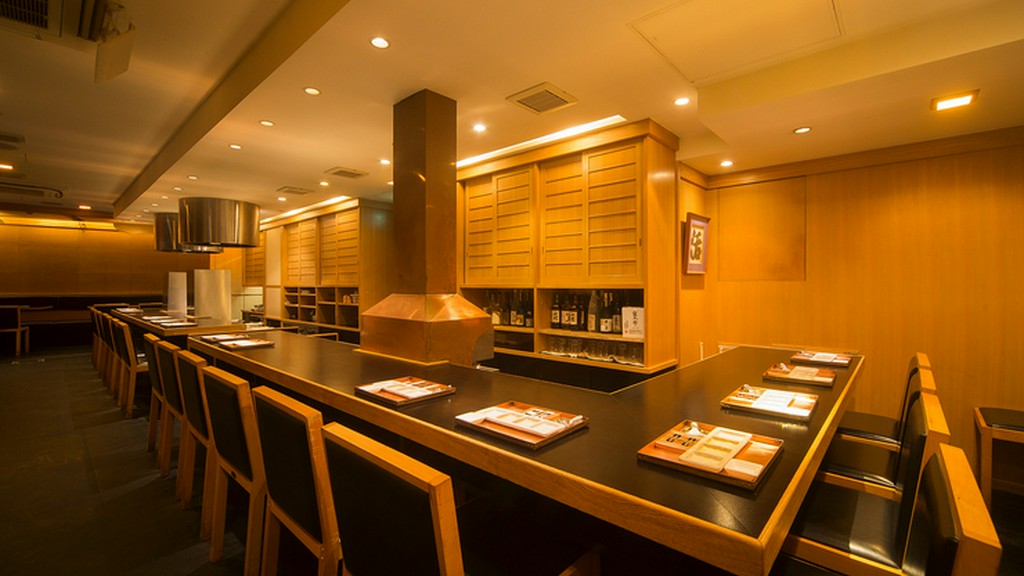 次の一串も会話も心ゆくまで楽しめる、落ち着きのある空間