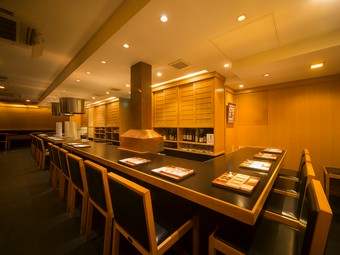 次の一串も会話も心ゆくまで楽しめる、落ち着きのある空間