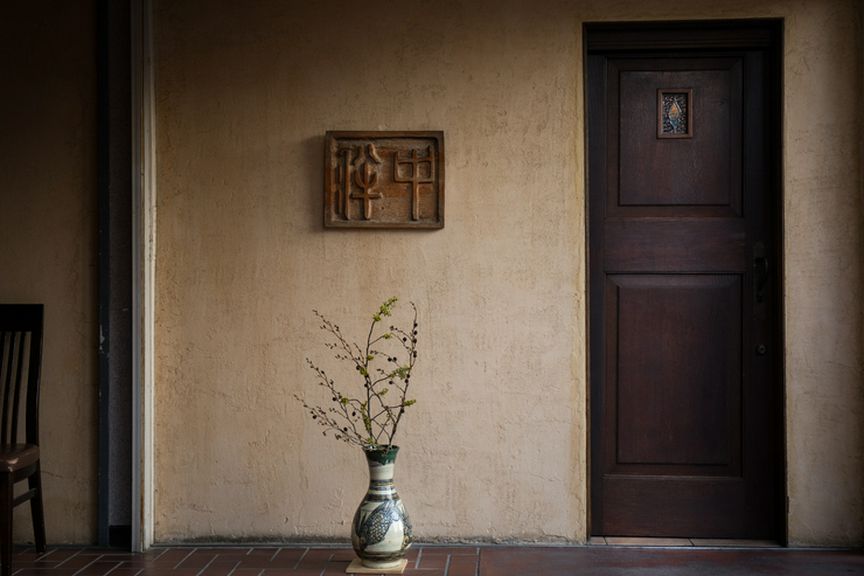 西中洲のビルの2階にある、静謐な佇まいの名店