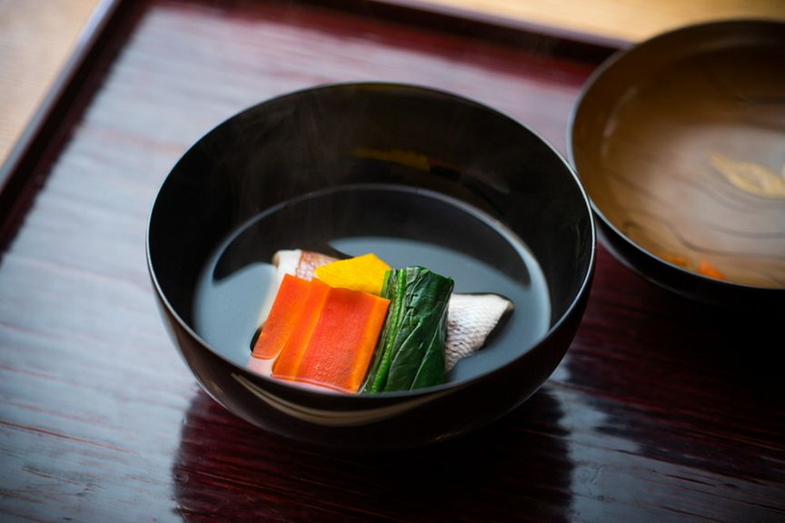 両づま折りにして蒸した小鯛をすまし仕立てにした『煮物椀』