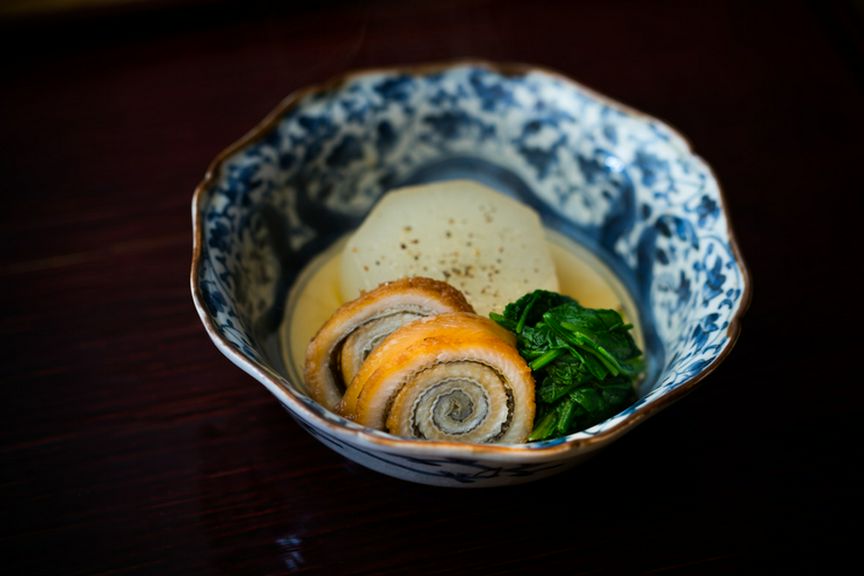 柚子の代りに祝粉をひとふりしてアクセントにした『炊合せ』