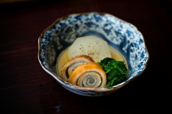 柚子の代りに祝粉をひとふりしてアクセントにした『炊合せ』