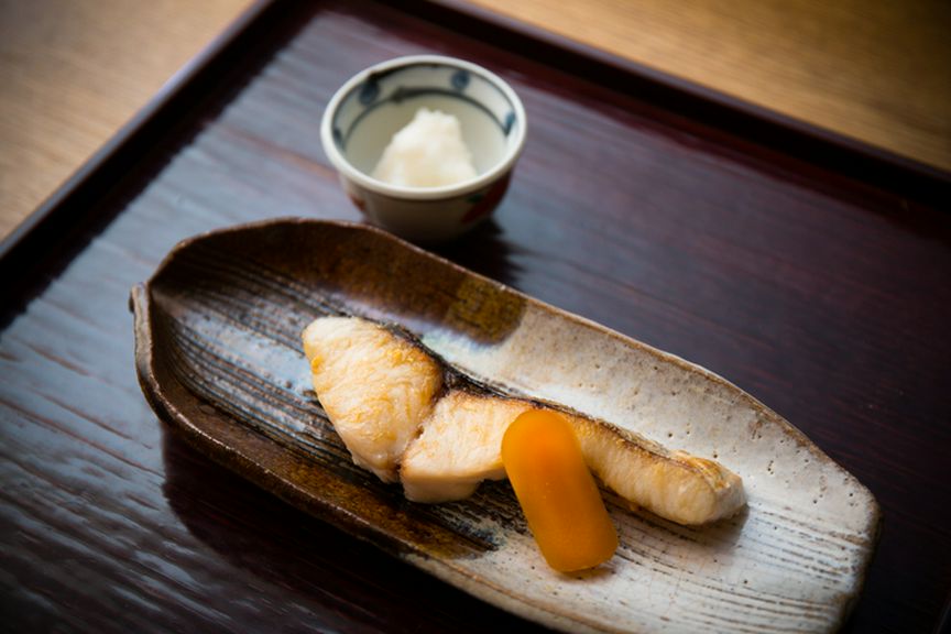 シンプルに炭火で焼き上げサワラの旨みを引き出した『焼き物』