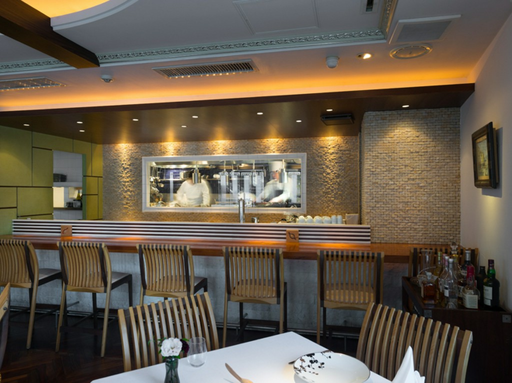 特等席はキッチンを目の前にするカウンター席