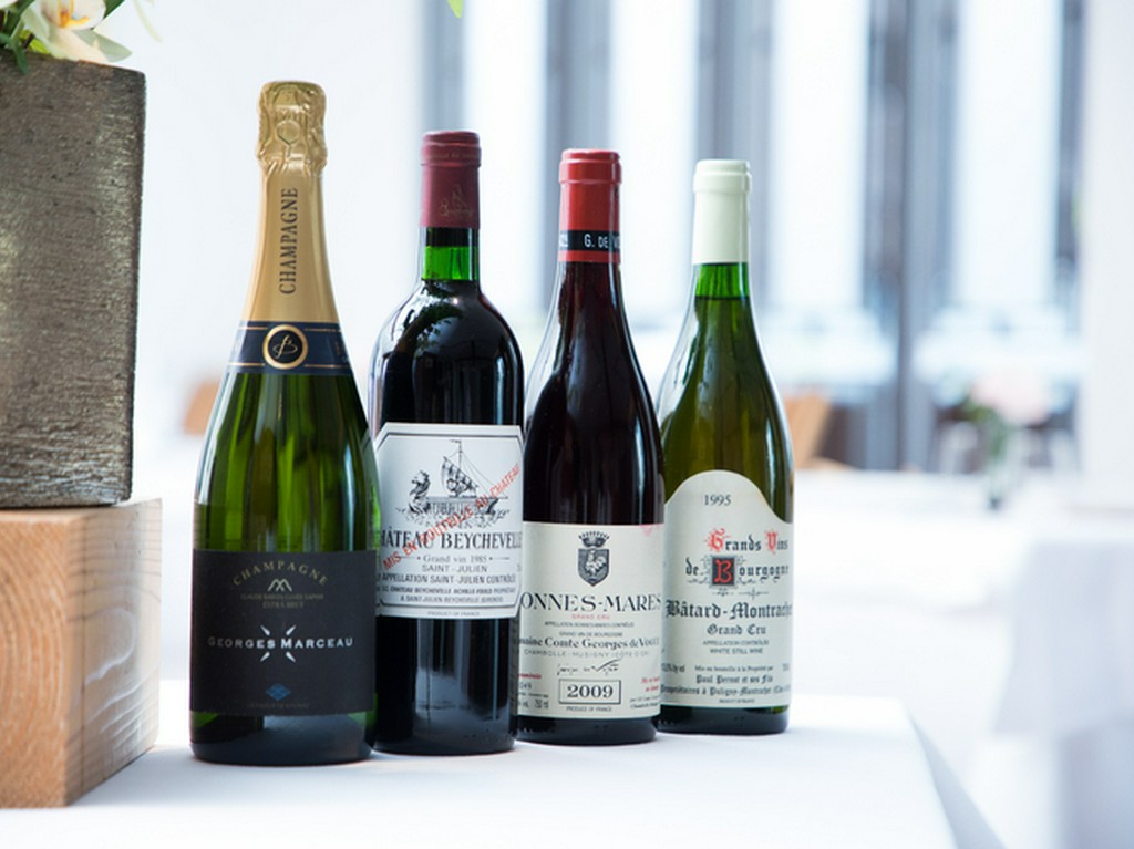 シェフソムリエが厳選した、およそ150種のワインリスト