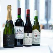 一部に熊本と大分のワインがある以外は、すべてフランスワイン。ブルゴーニュとボルドーを中心に、オールドヴィンテージも厚めにラインナップ。グラスも赤白、各7種を用意しています。
