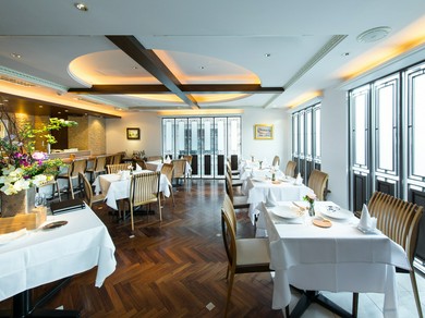 料理の存在感と美しさを際立てる、こだわりのお皿