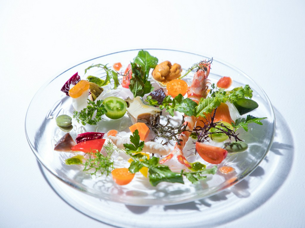 海と大地の幸が渾然一体となったスペシャリテ『海の幸のサラダ』
