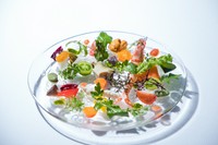 海と大地の幸が渾然一体となったスペシャリテ『海の幸のサラダ』