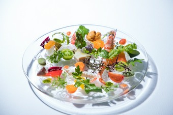 海と大地の幸が渾然一体となったスペシャリテ『海の幸のサラダ』
