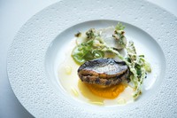 アワビの旨味を凝縮した『黒アワビのステーキ 4種の調理法で仕上げた野菜』