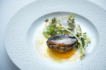 アワビの旨味を凝縮した『黒アワビのステーキ 4種の調理法で仕上げた野菜』