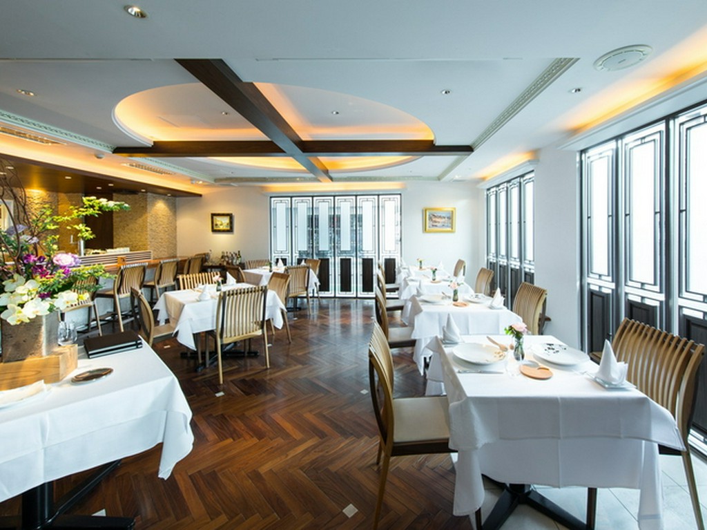 昼と夜とでは別の顔を見せるレストラン