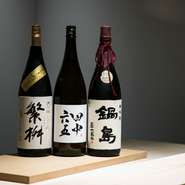 日本酒は全国から数多の地酒をセレクト。県外から訪れるお客様には、店主が地元ならではの地酒をすすめてくれます。地元のお客様には、福岡で手に入らないような日本酒をセレクトしてくれることも。
