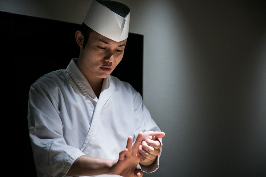 和食で修業した経験が活きたつまみ攻勢から端正な握りへ