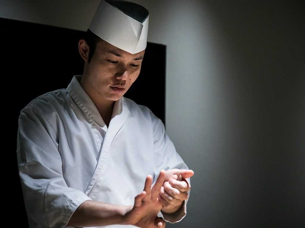 和食で修業した経験が活きたつまみ攻勢から端正な握りへ