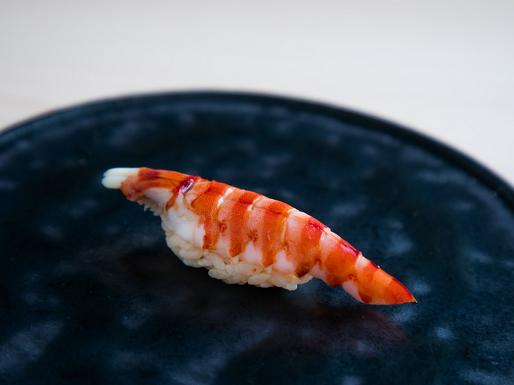 味を調えたカツオと昆布の出汁にくぐらせてから握る『車海老』