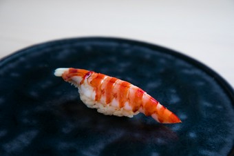 味を調えたカツオと昆布の出汁にくぐらせてから握る『車海老』