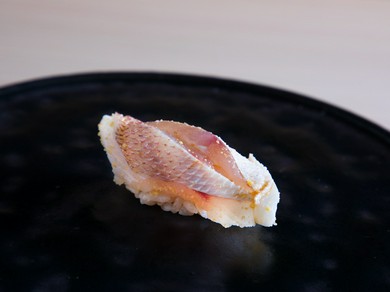 美しい黄身酢おぼろをまとわせて登場する『かすご』