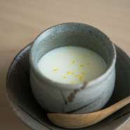 真鯛や鱧、クエなど、季節の魚の出汁を使い仕立てた茶碗蒸し。うきは市のゆむたファームの黄身の色の薄い卵を使用することで、茶碗蒸しの色合いも淡いクリーム色。卵は出汁の味の邪魔をしません。