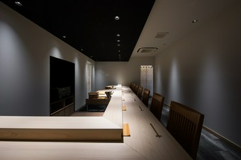 漬け場に立つ店主、そして握りと対峙するためのカウンター