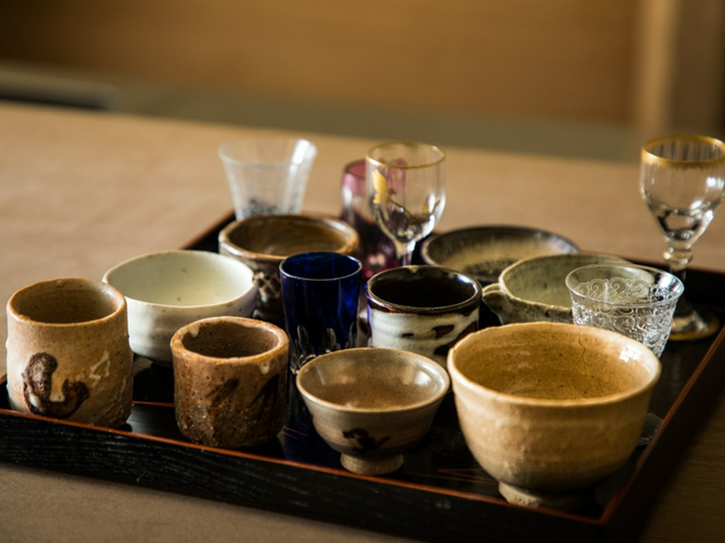 店主のコレクションから、ゲストが好みを選べるおちょこ