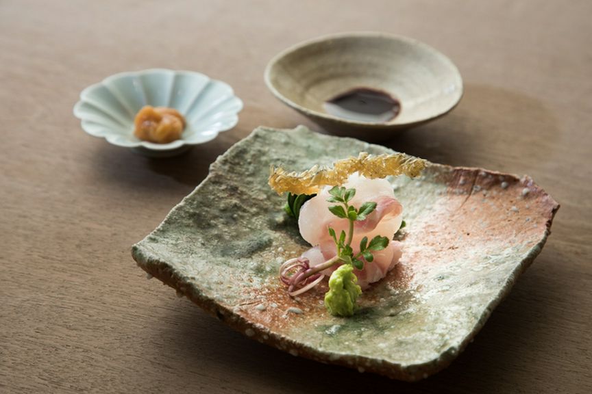 昆布締めにした白甘鯛にこのこを添えた『お造り』