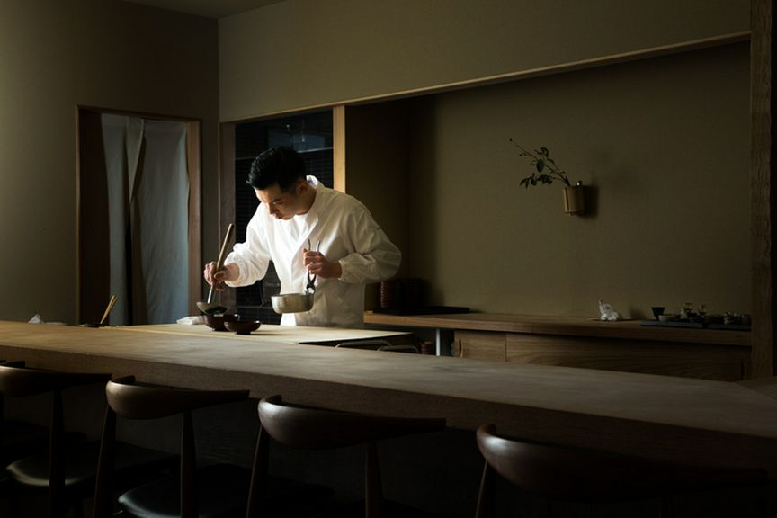 美味しさとともにライブ感を届けるフラットなカウンター