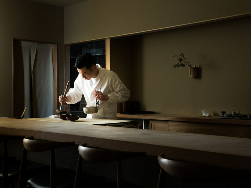 美味しさとともにライブ感を届けるフラットなカウンター