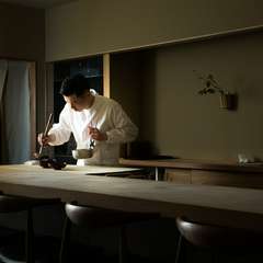 美味しさとともにライブ感を届けるフラットなカウンター