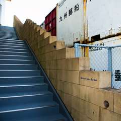 ビルの裏側へ回った先に入口がある、ふ頭感漂うアプローチ