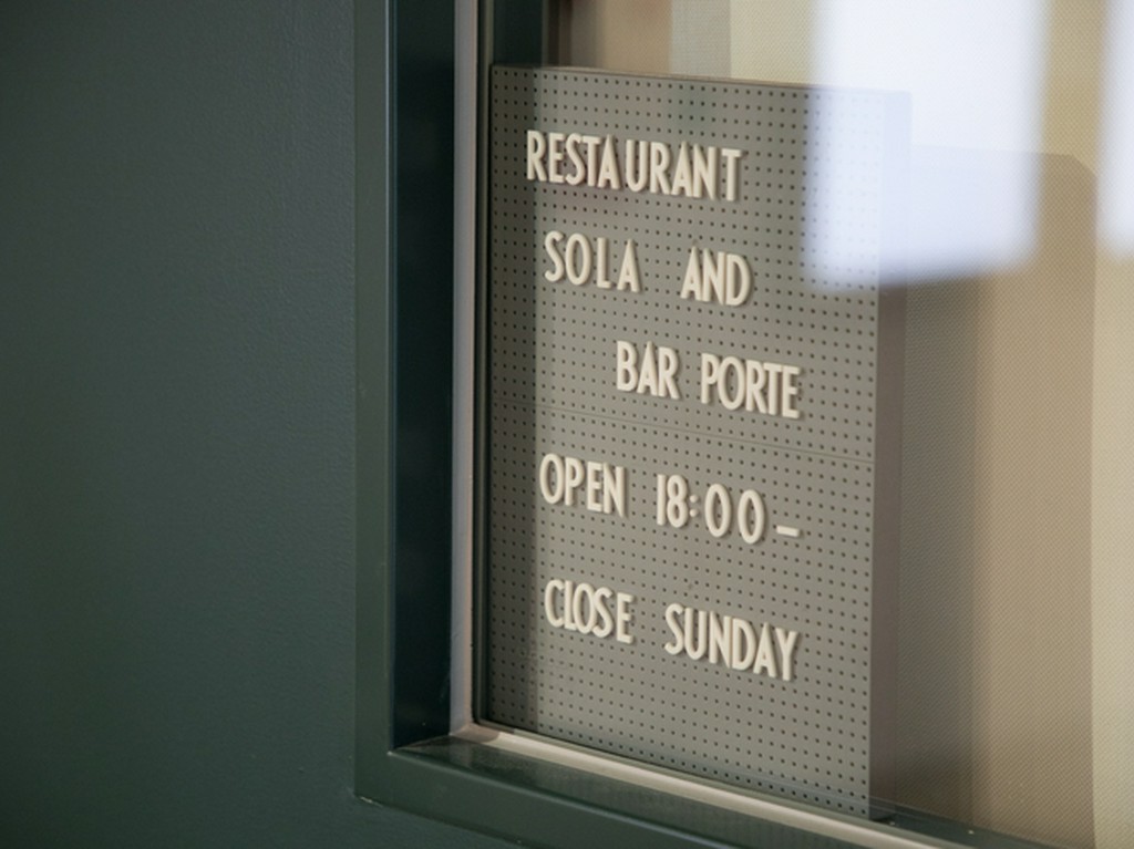 人気店ながら、気軽にバーカウンターだけの利用も可能