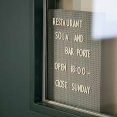 人気店ながら、気軽にバーカウンターだけの利用も可能