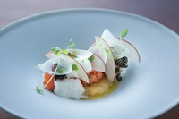 千枚漬け風の蕪と生のりんごのスライスを添えた『鱒 Truite』