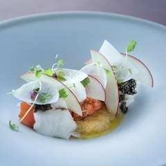 千枚漬け風の蕪と生のりんごのスライスを添えた『鱒 Truite』