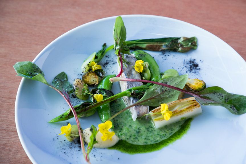 マトダイを炭火で焼き、ラルドを巻いてコクをプラスした『薪焼鮮魚 Poisson』