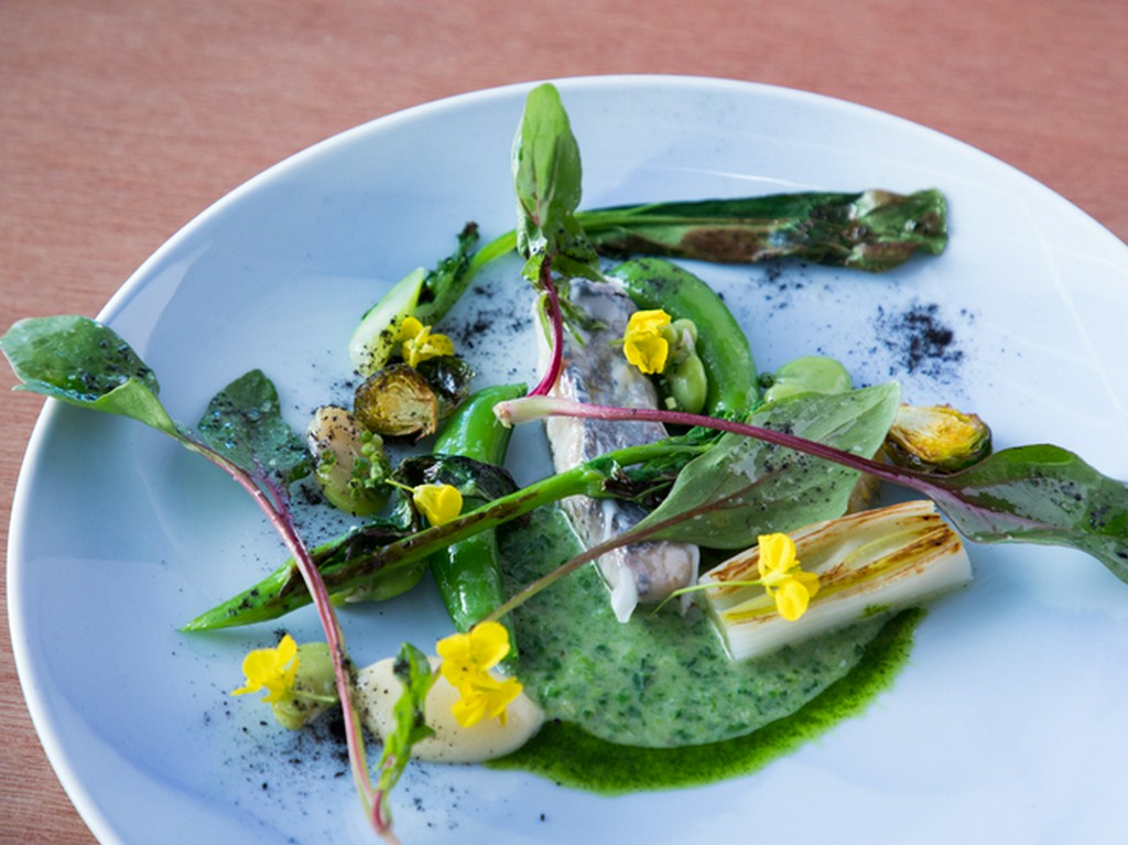 マトダイを炭火で焼き、ラルドを巻いてコクをプラスした『薪焼鮮魚 Poisson』