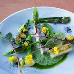 マトダイを炭火で焼き、ラルドを巻いてコクをプラスした『薪焼鮮魚 Poisson』