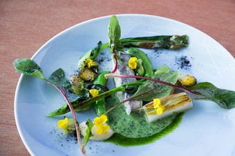 マトダイを炭火で焼き、ラルドを巻いてコクをプラスした『薪焼鮮魚 Poisson』