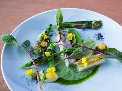 マトダイを炭火で焼き、ラルドを巻いてコクをプラスした『薪焼鮮魚 Poisson』